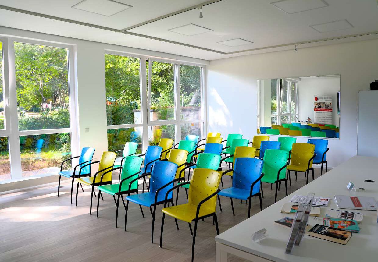 Raum mit Stuhlreihen